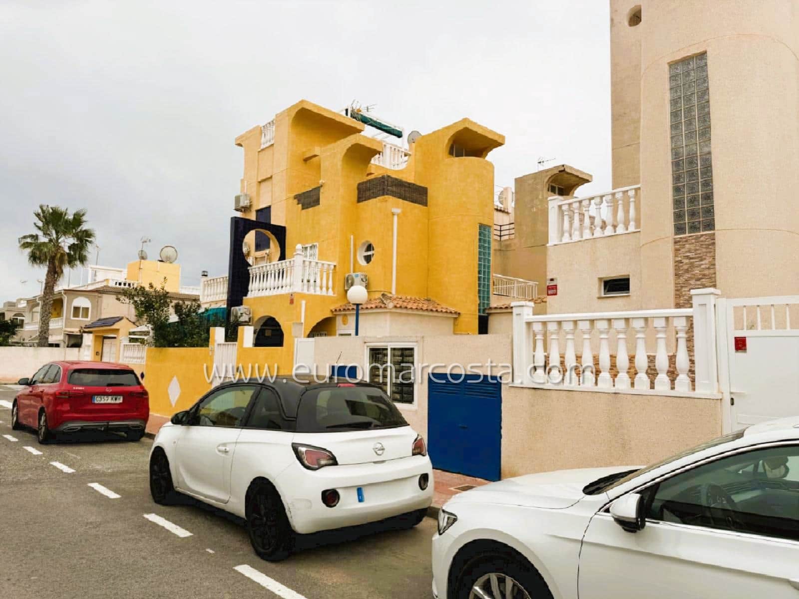 Chalet de 3 habitaciones en Torrevieja en venta con piscina - 189.900 € (Ref: 9650325)