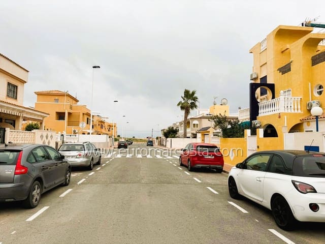 Chalet de 3 habitaciones en Torrevieja en venta con piscina - 189.900 € (Ref: 9650325)