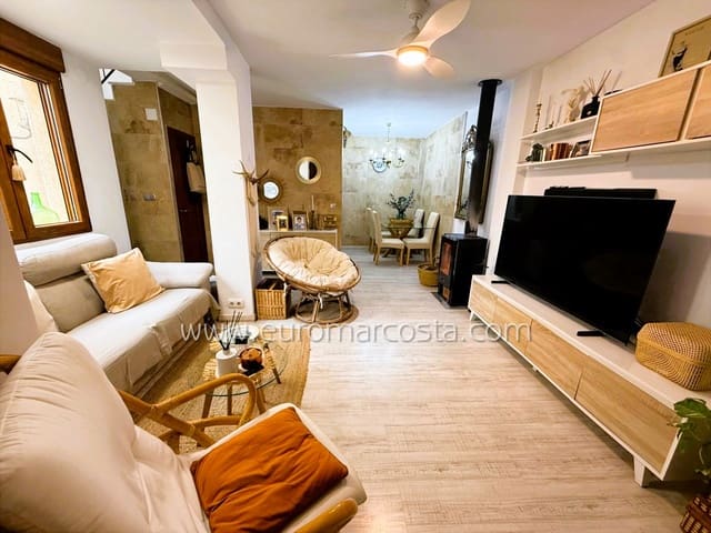 Chalet de 3 habitaciones en Torrevieja en venta con piscina - 189.900 € (Ref: 9650325)