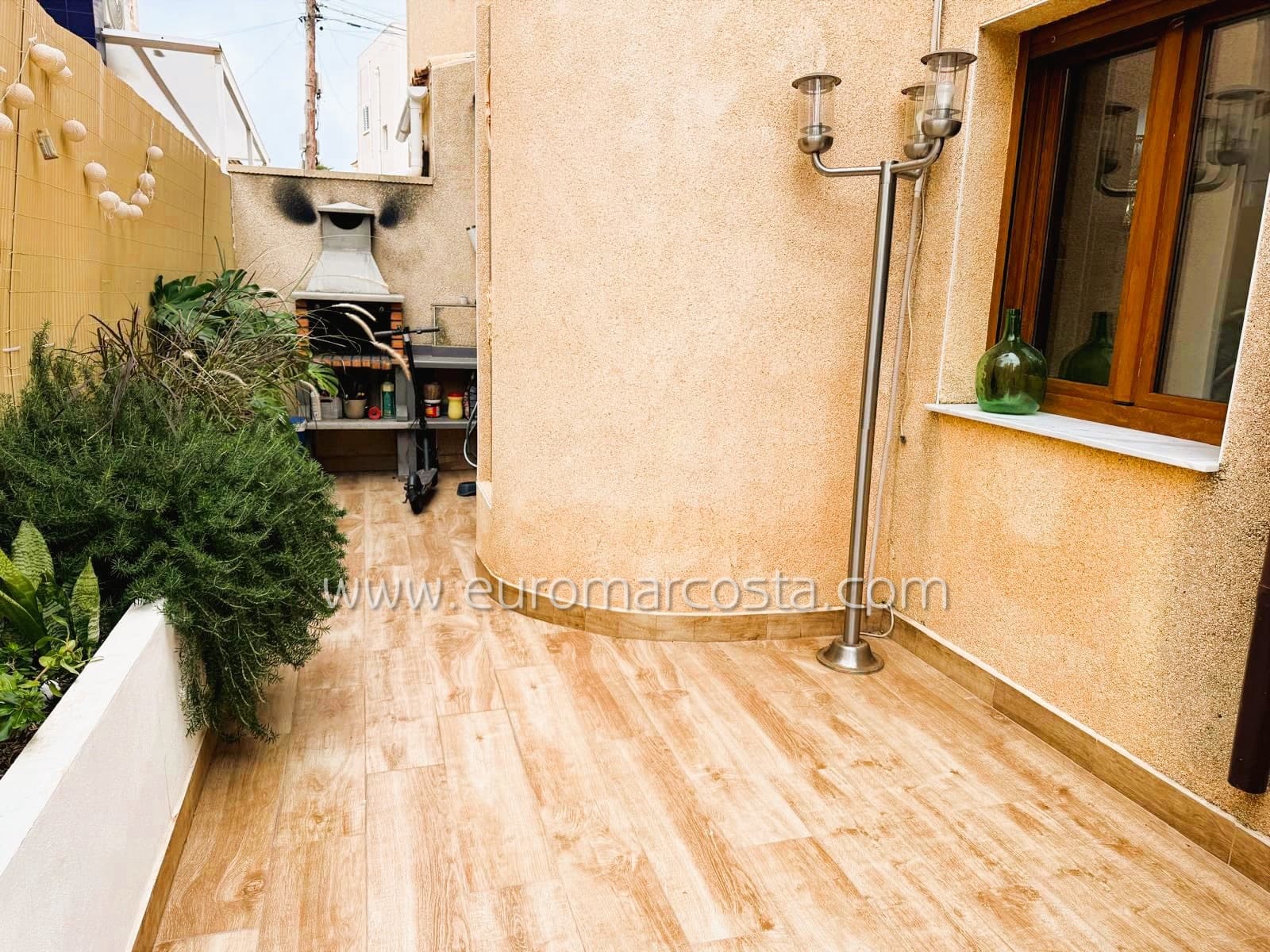 Chalet de 3 habitaciones en Torrevieja en venta con piscina - 189.900 € (Ref: 9650325)