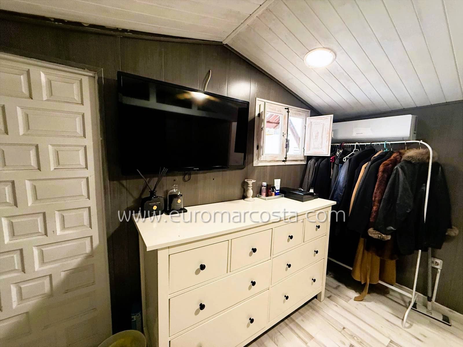 Chalet de 3 habitaciones en Torrevieja en venta con piscina - 189.900 € (Ref: 9650325)