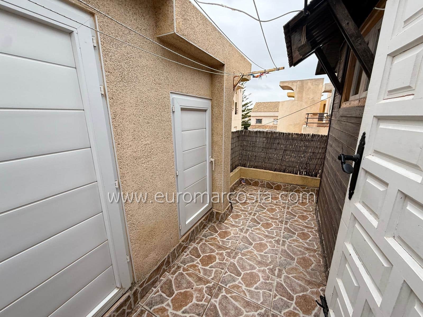 Chalet de 3 habitaciones en Torrevieja en venta con piscina - 189.900 € (Ref: 9650325)