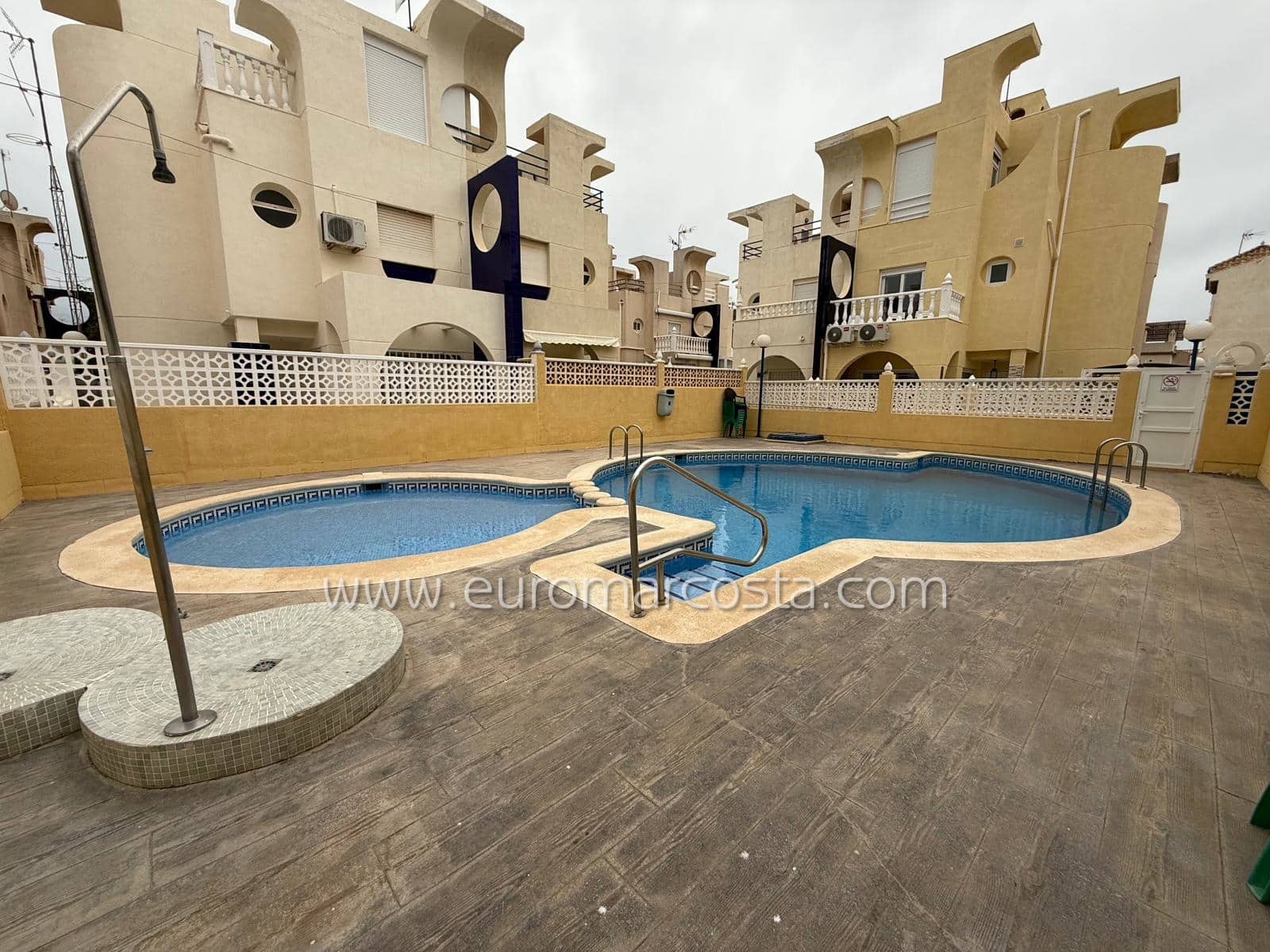 Chalet de 3 habitaciones en Torrevieja en venta con piscina - 189.900 € (Ref: 9650325)
