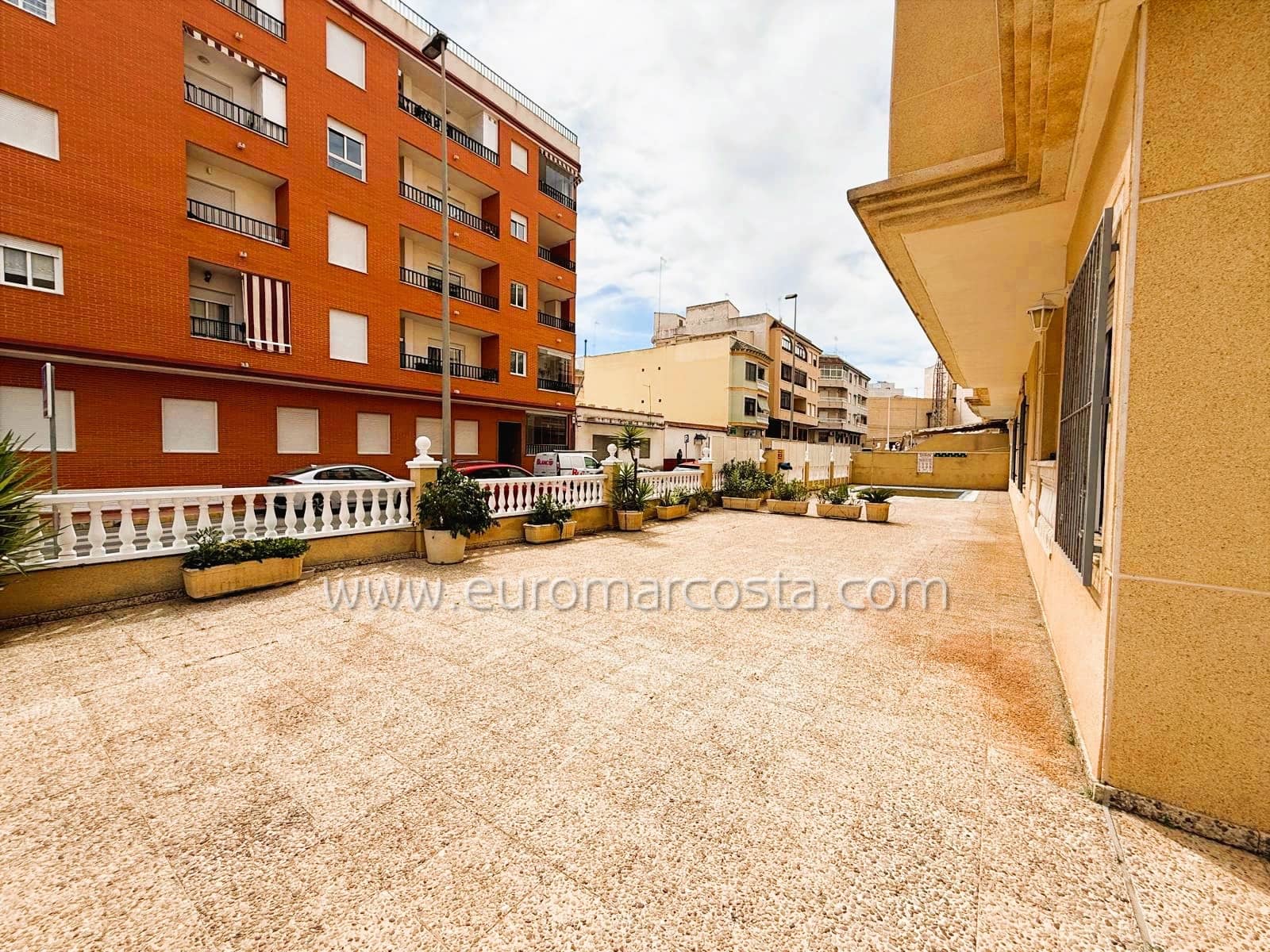 2 soverom Leilighet til salgs i Guardamar del Segura med svømmebasseng garasje - € 149 990 (Ref: 9699740)