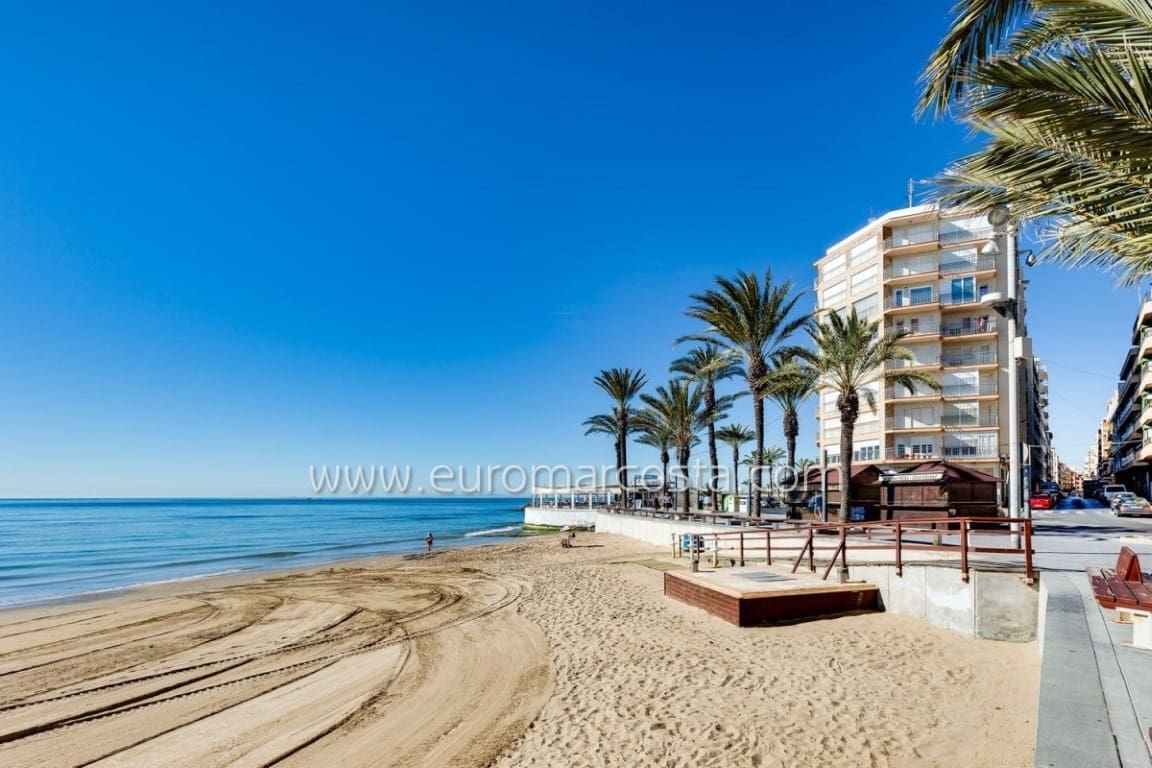 2 bedroom Terraced Villa for sale in Torrevieja with pool - € 154,900 (Ref: 9720566)