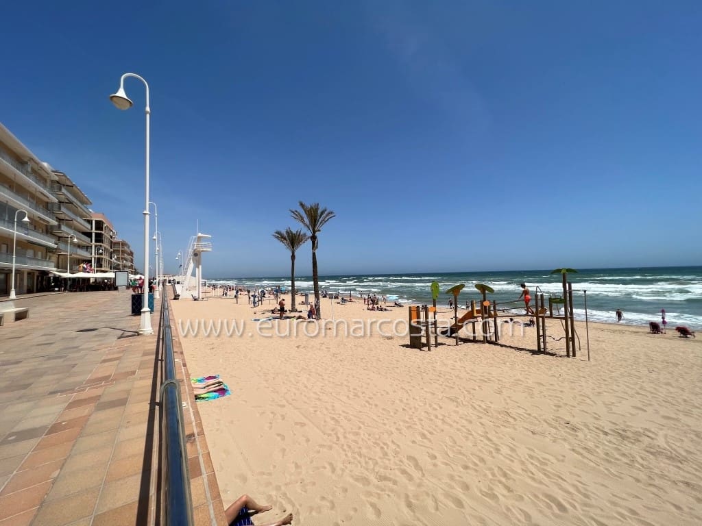 Apartamento de 2 habitaciones en Guardamar del Segura en venta - 179.000 € (Ref: 9783435)