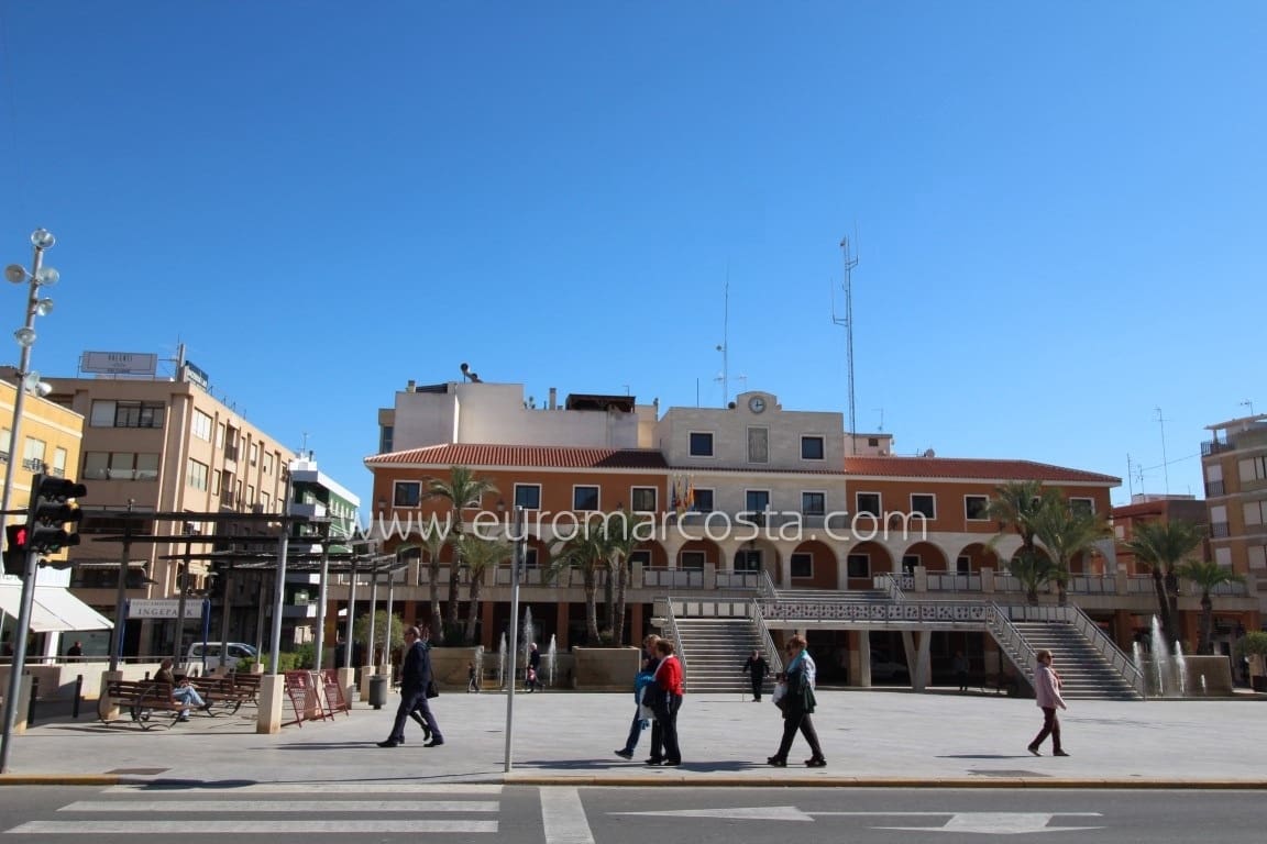 Apartamento de 2 habitaciones en Guardamar del Segura en venta - 179.000 € (Ref: 9783435)