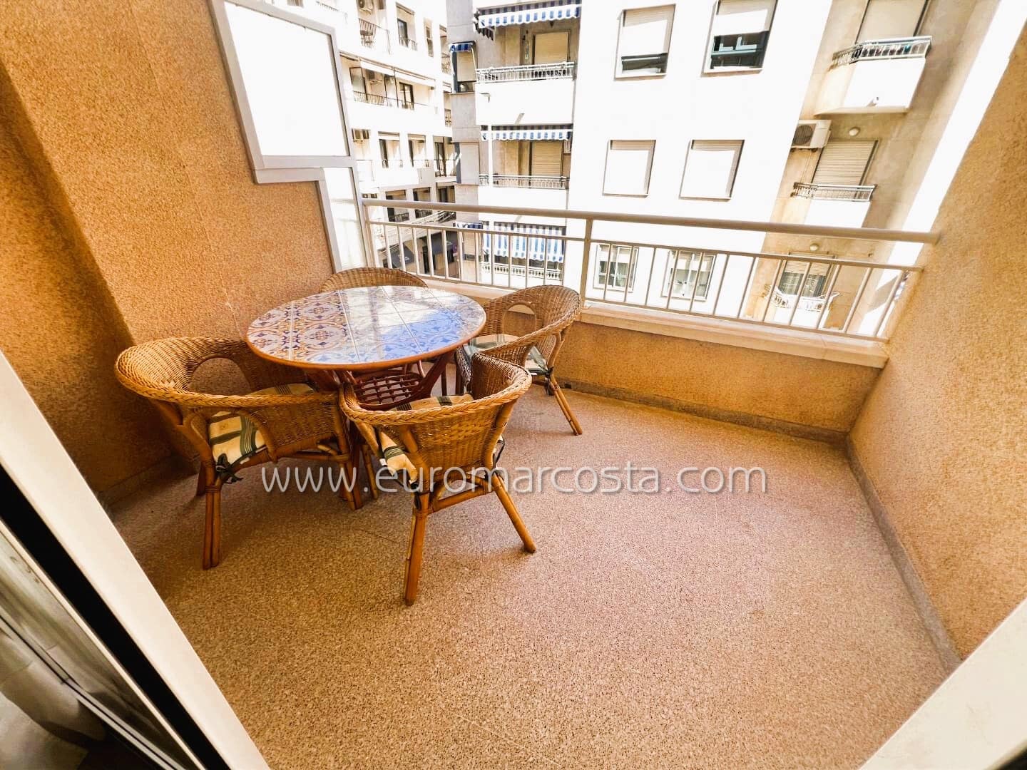Apartamento de 2 habitaciones en Guardamar del Segura en venta - 179.000 € (Ref: 9783435)