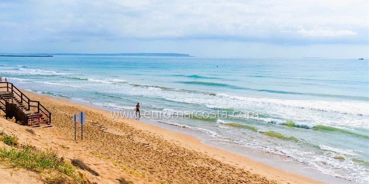3 chambre Villa/Maison Mitoyenne à vendre à Guardamar del Segura avec piscine - 210 000 € (Ref: 9832301)
