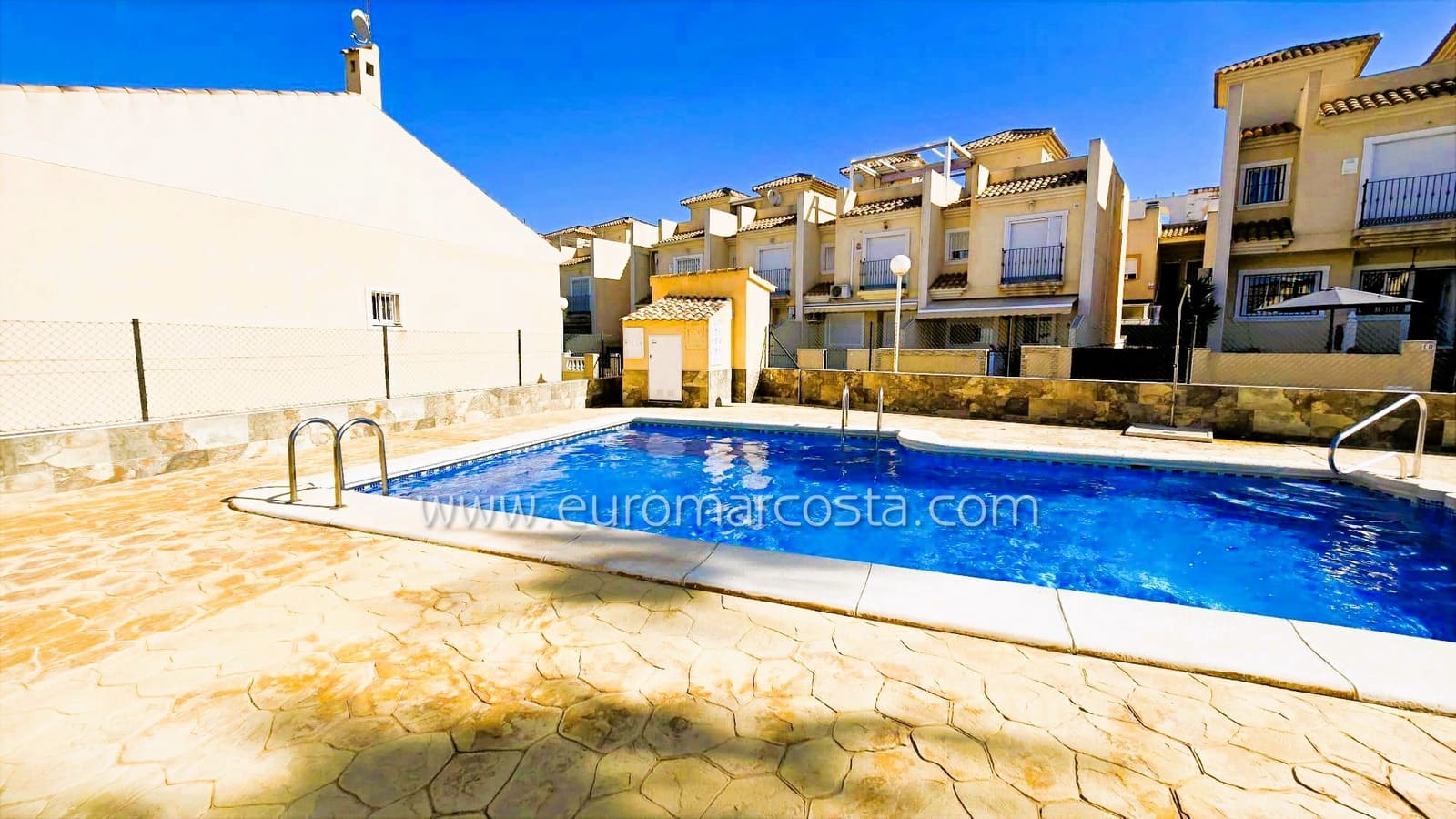 3 chambre Villa/Maison Mitoyenne à vendre à Guardamar del Segura avec piscine - 210 000 € (Ref: 9832301)