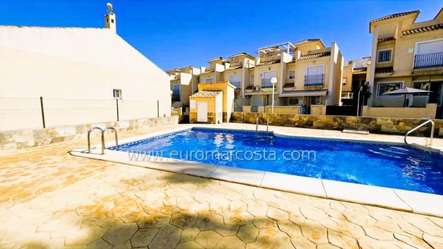 3 chambre Villa/Maison Mitoyenne à vendre à Guardamar del Segura avec piscine - 210 000 € (Ref: 9832301)