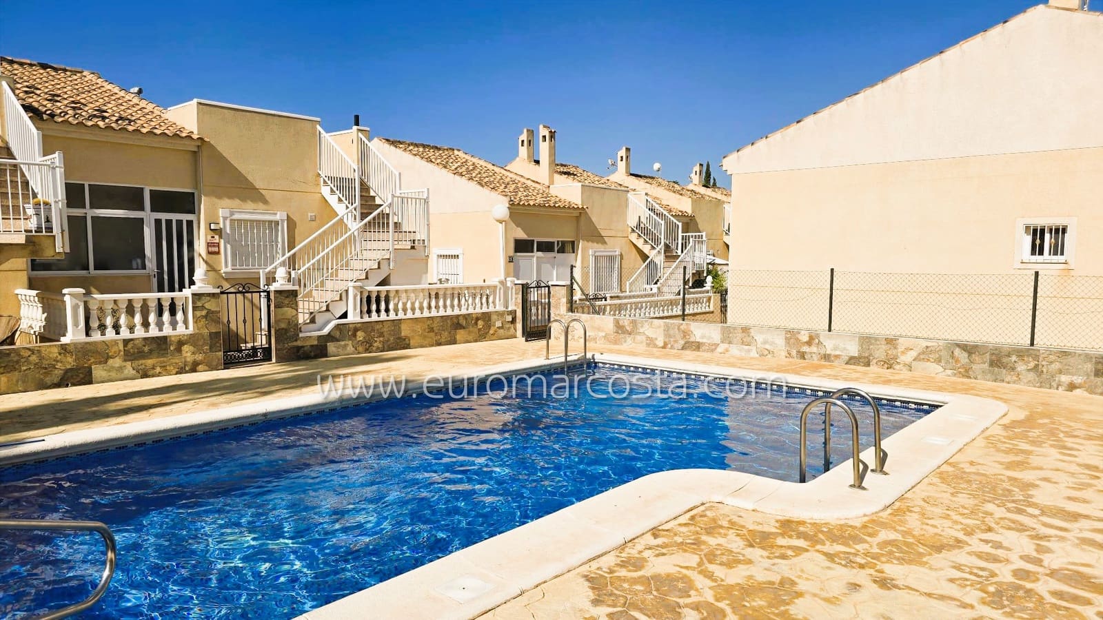3 chambre Villa/Maison Mitoyenne à vendre à Guardamar del Segura avec piscine - 210 000 € (Ref: 9832301)