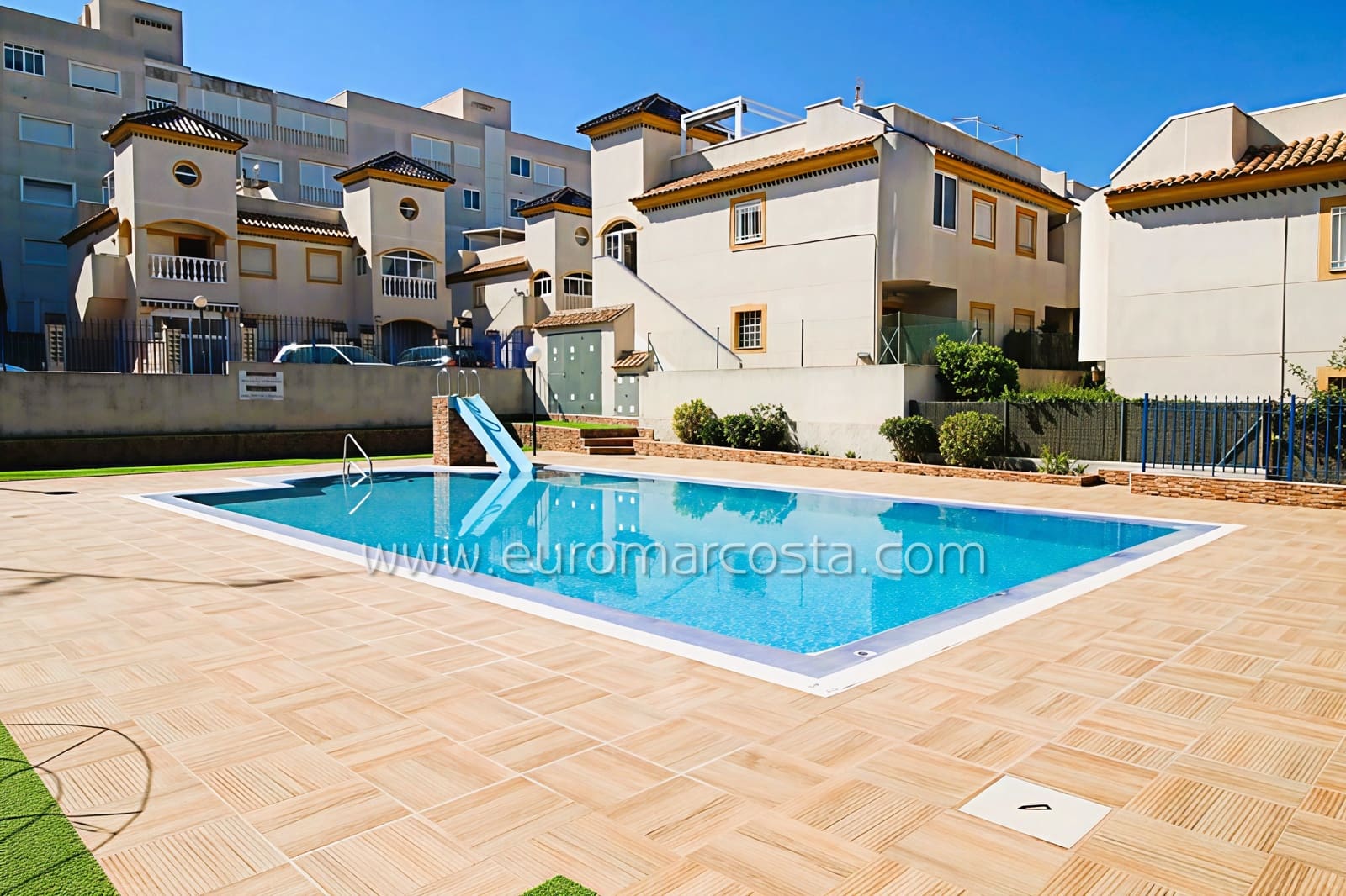 2 bedroom Bungalow for sale in Guardamar del Segura with pool garage - € 163,000 (Ref: 9832871)