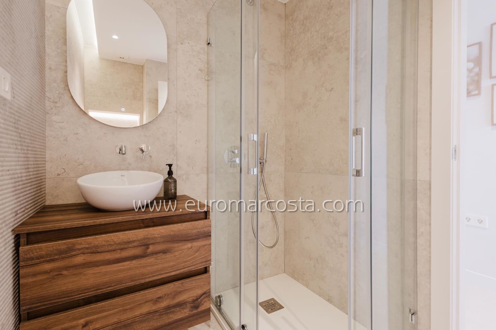Apartamento de 3 habitaciones en Torrevieja en venta con piscina - 329.000 € (Ref: 9844382)