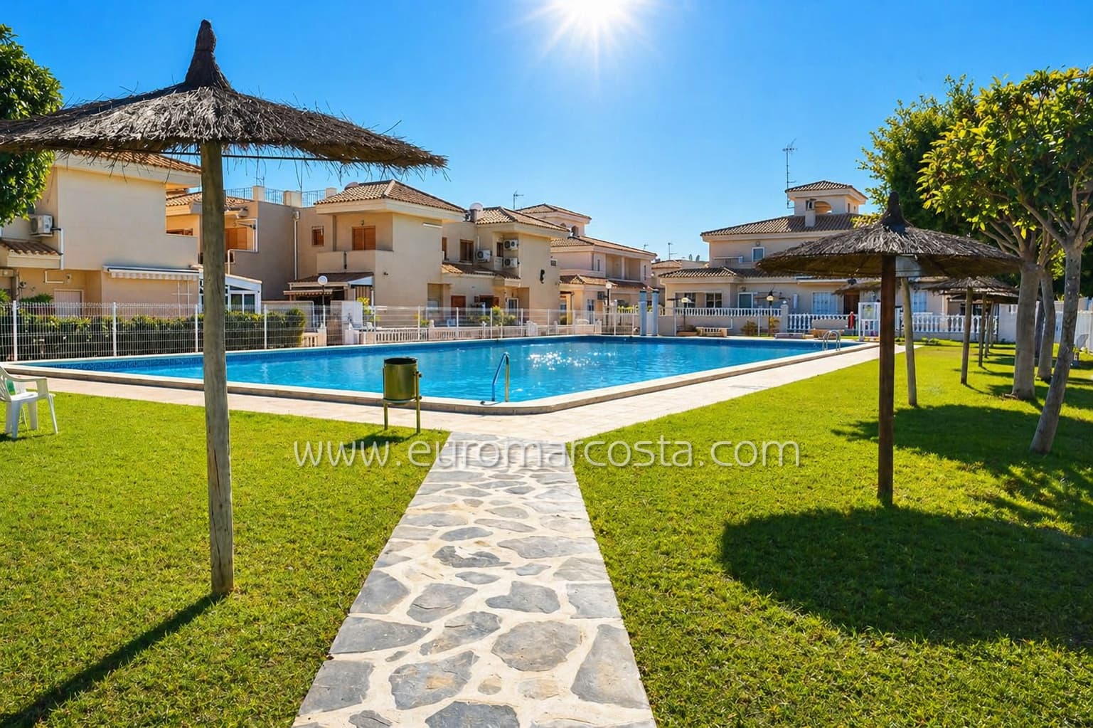 2 slaapkamer Bungalow te koop in Orihuela Costa met zwembad garage - € 185.000 (Ref: 9964299)
