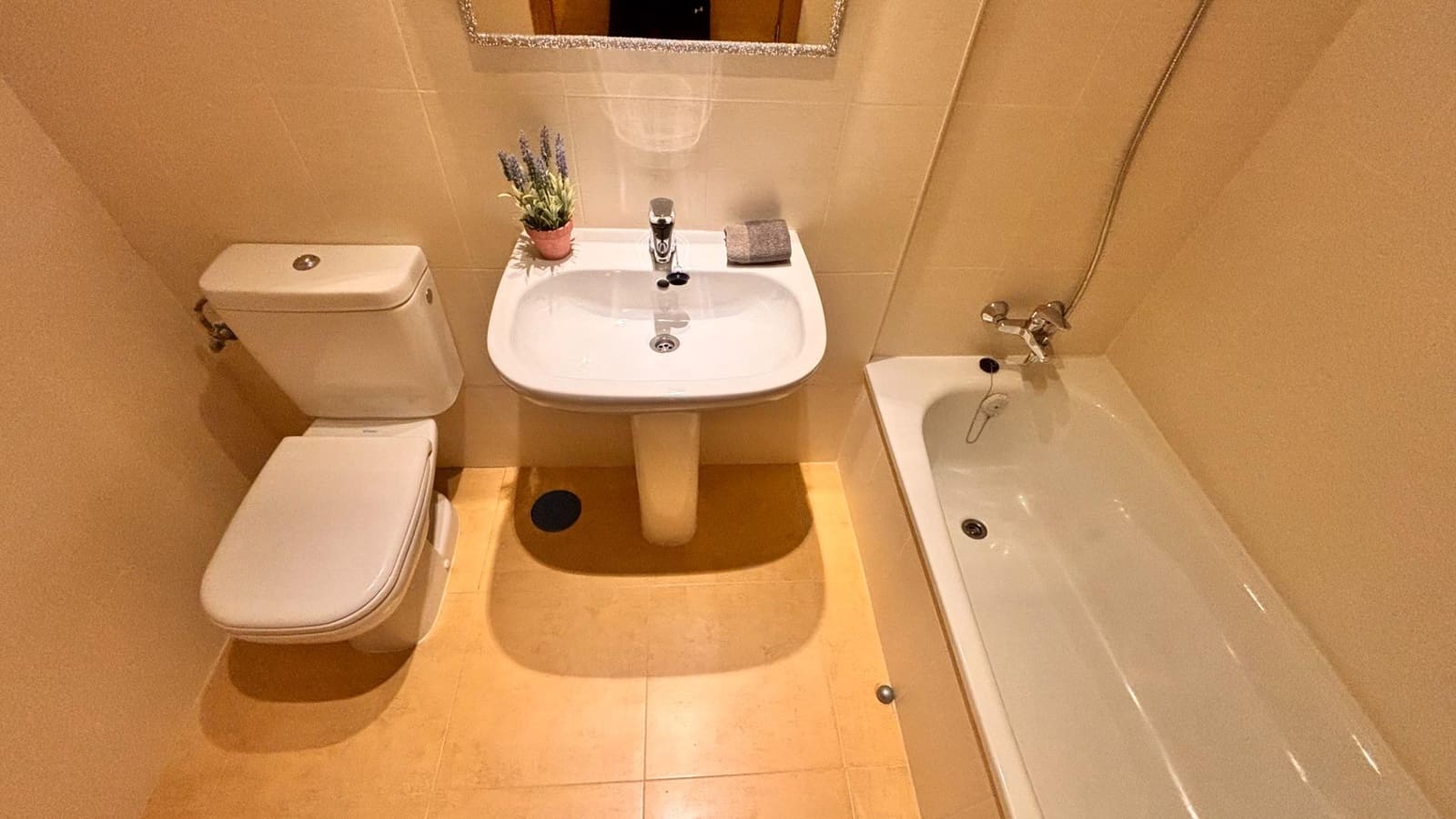Apartamento de 2 habitaciones en Condado de Alhama en venta con piscina - 115.000 € (Ref: 9903859)