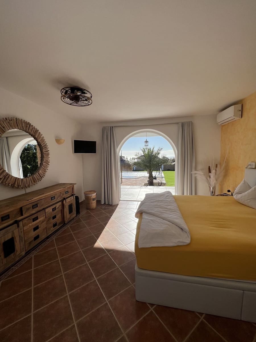 3 sypialnia Willa na sprzedaż w La Duquesa / Puerto de la Duquesa z basenem garażem - 990 000 € (Ref: 10057703)