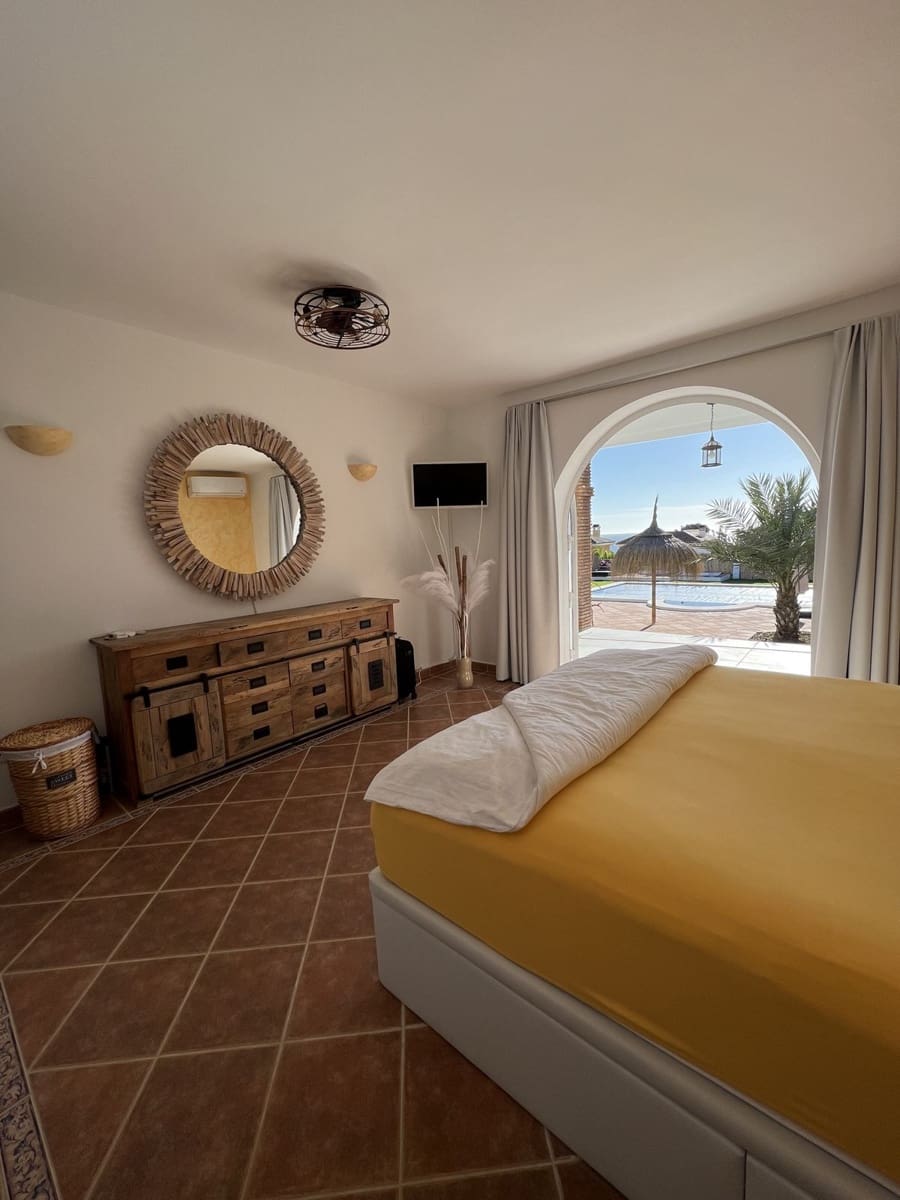 3 sypialnia Willa na sprzedaż w La Duquesa / Puerto de la Duquesa z basenem garażem - 990 000 € (Ref: 10057703)