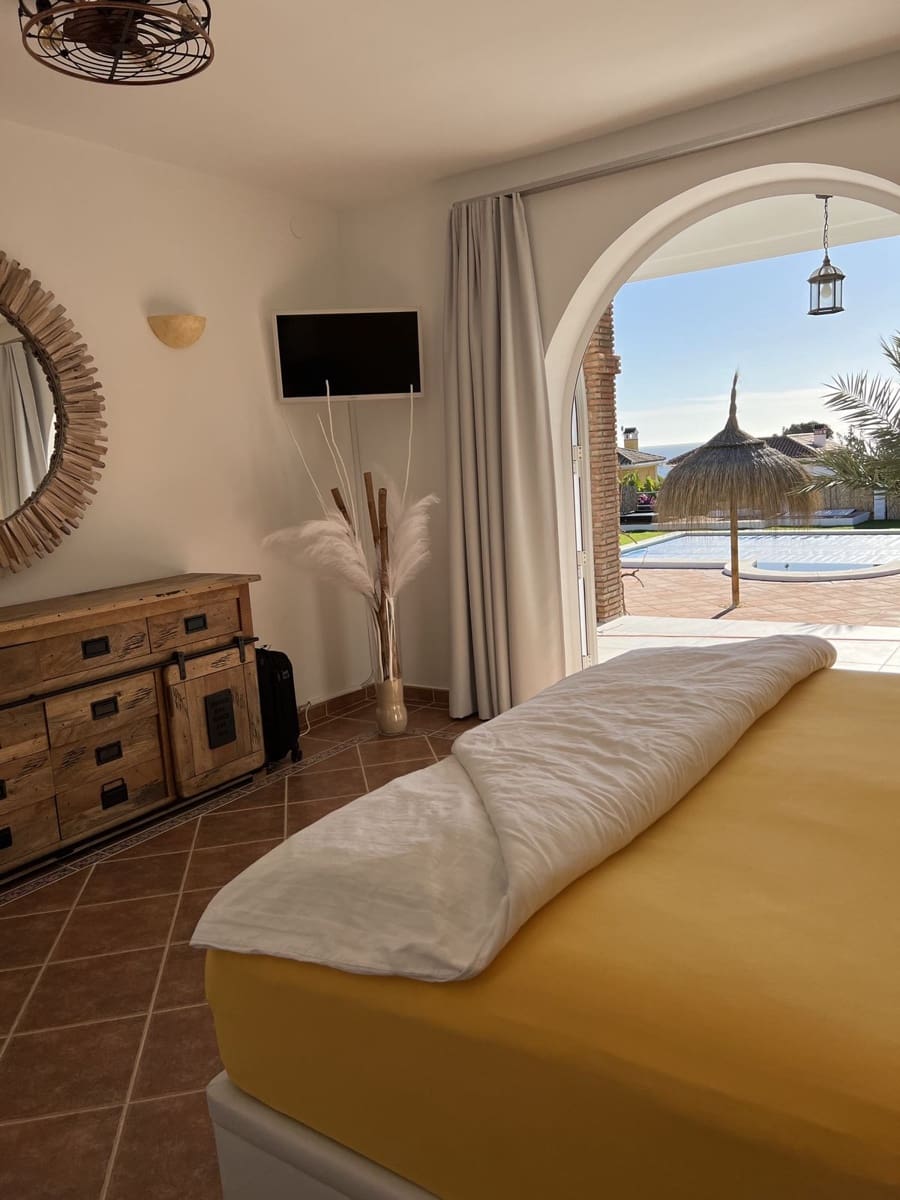 3 sypialnia Willa na sprzedaż w La Duquesa / Puerto de la Duquesa z basenem garażem - 990 000 € (Ref: 10057703)