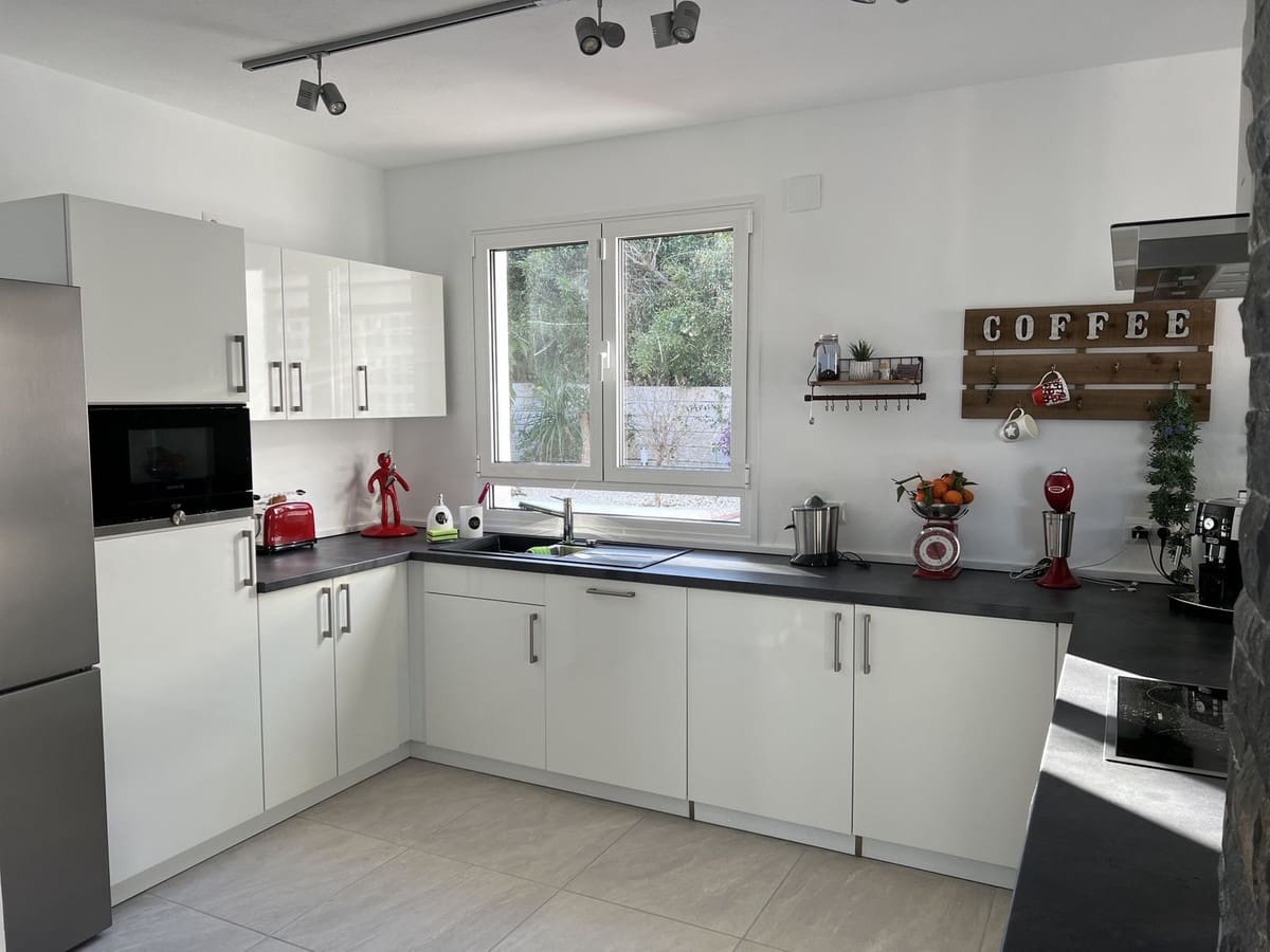 3 sypialnia Willa na sprzedaż w La Duquesa / Puerto de la Duquesa z basenem garażem - 990 000 € (Ref: 10057703)