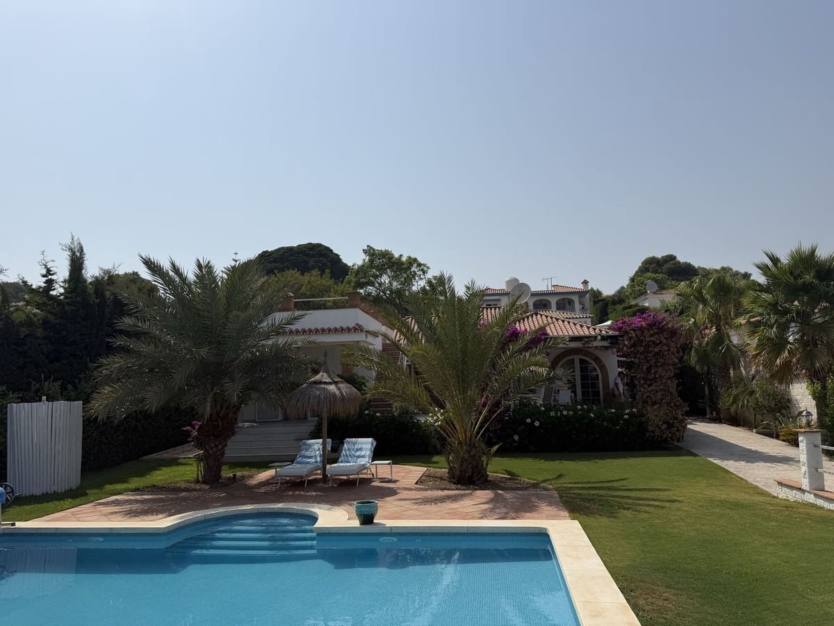 3 sypialnia Willa na sprzedaż w La Duquesa / Puerto de la Duquesa z basenem garażem - 990 000 € (Ref: 10057703)
