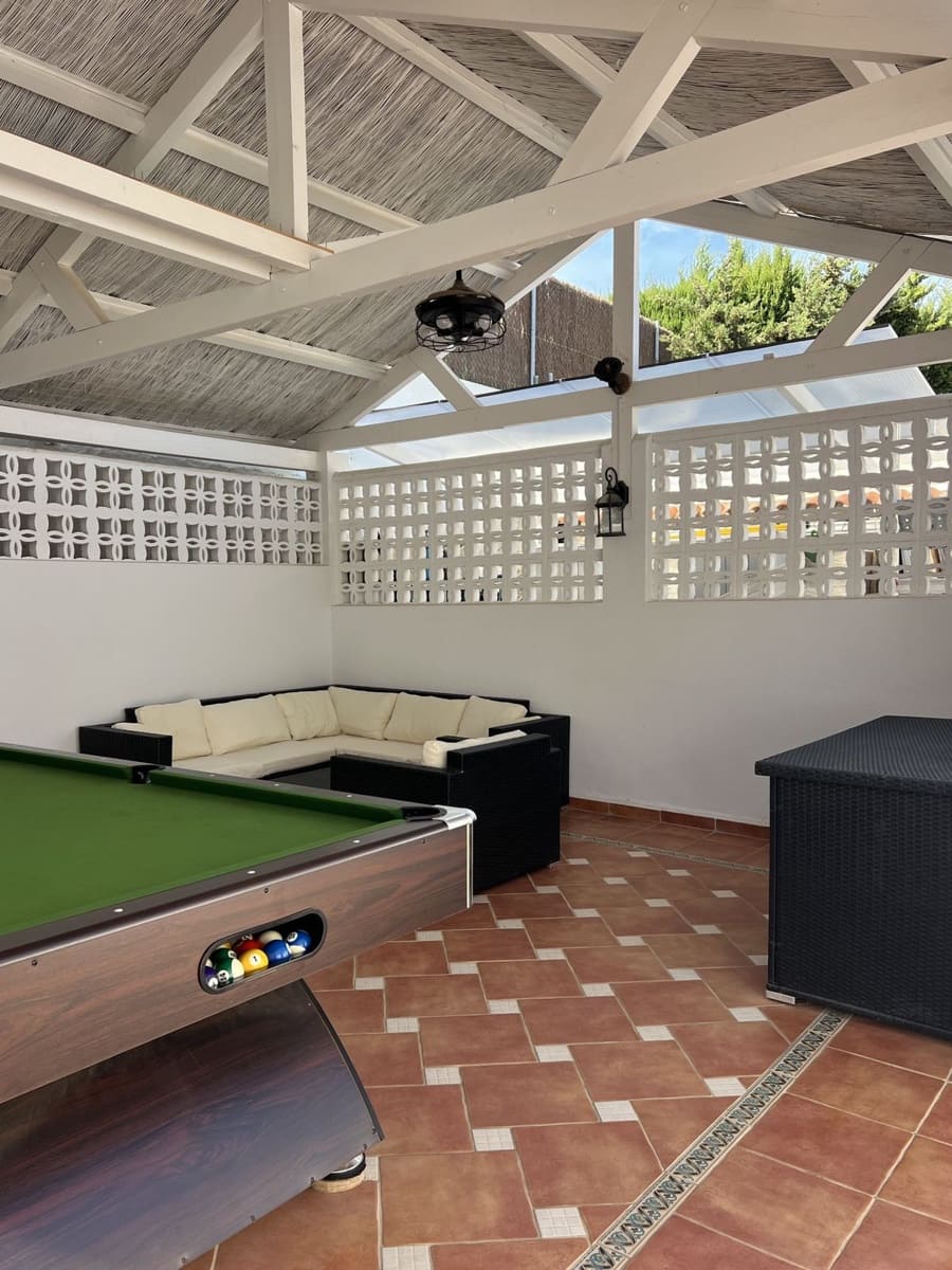 3 sypialnia Willa na sprzedaż w La Duquesa / Puerto de la Duquesa z basenem garażem - 990 000 € (Ref: 10057703)