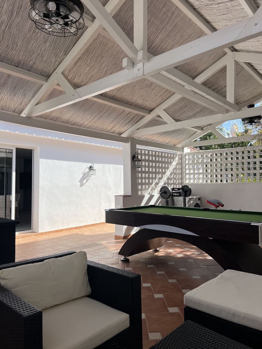 3 sypialnia Willa na sprzedaż w La Duquesa / Puerto de la Duquesa z basenem garażem - 990 000 € (Ref: 10057703)