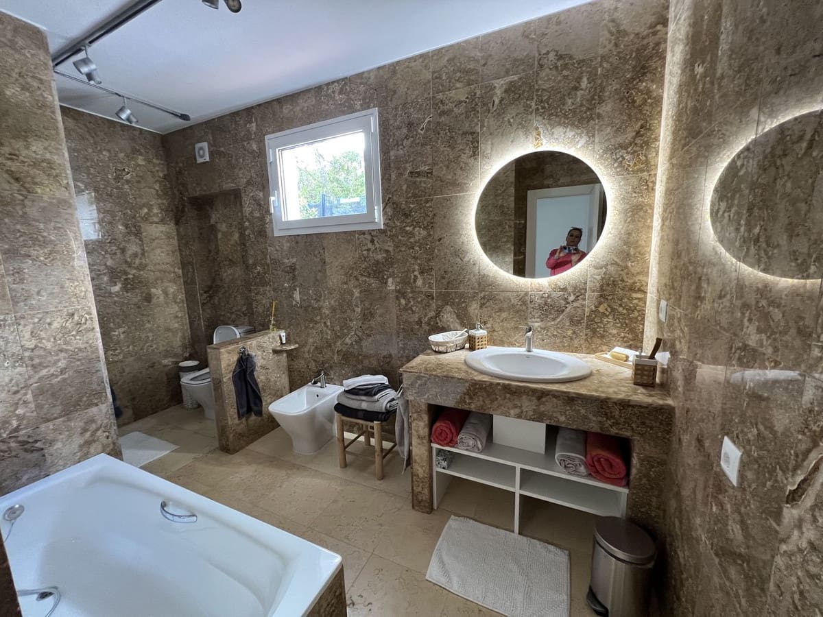 3 sypialnia Willa na sprzedaż w La Duquesa / Puerto de la Duquesa z basenem garażem - 990 000 € (Ref: 10057703)