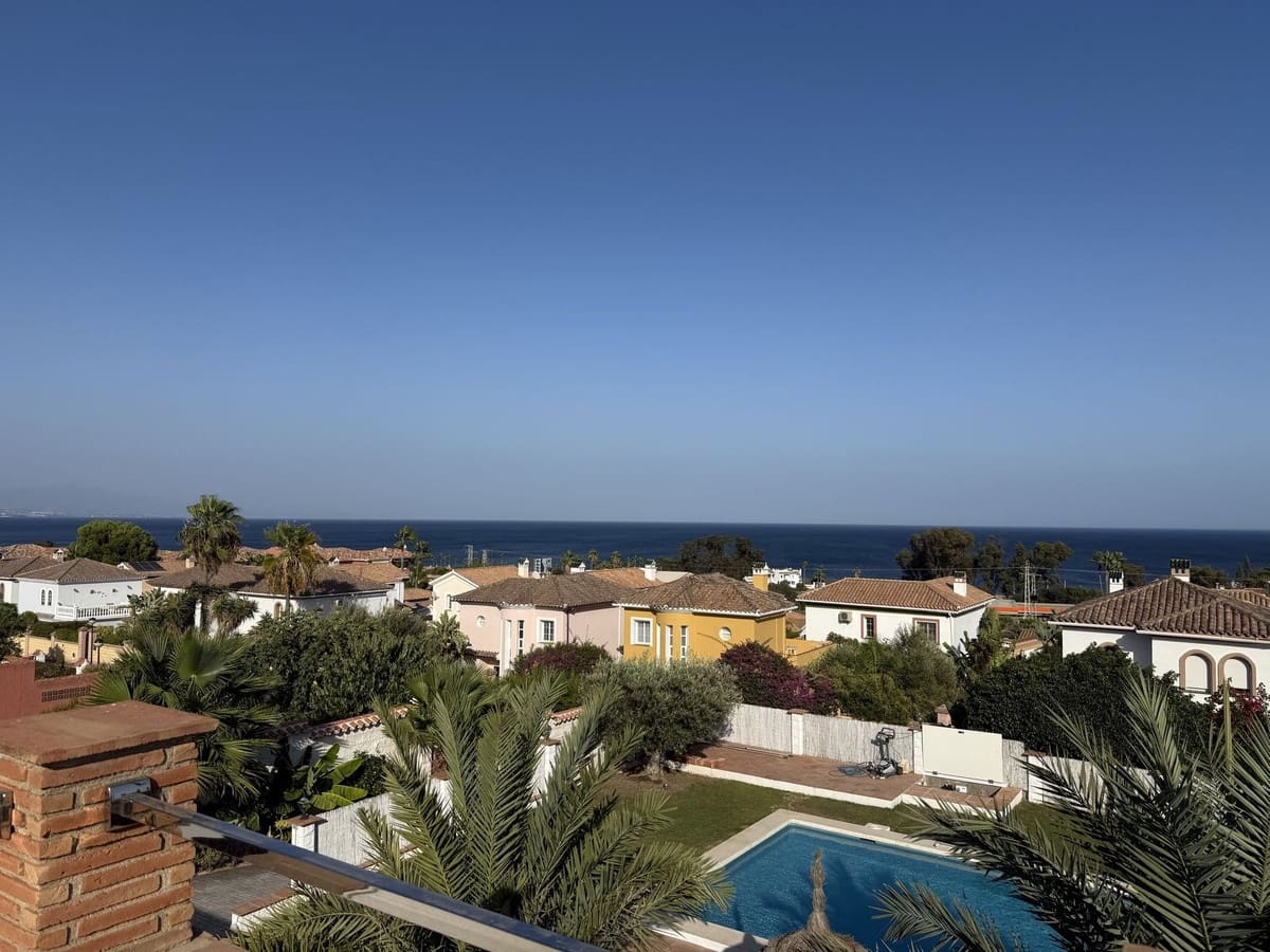 3 sypialnia Willa na sprzedaż w La Duquesa / Puerto de la Duquesa z basenem garażem - 990 000 € (Ref: 10057703)