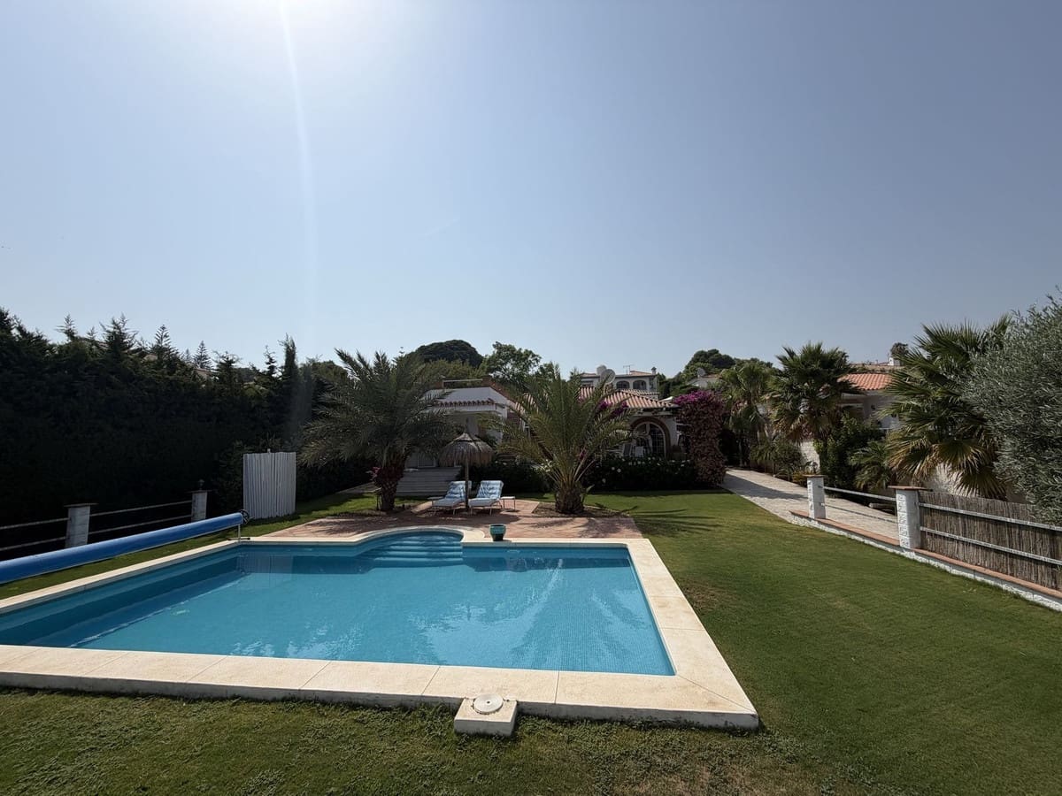 3 sypialnia Willa na sprzedaż w La Duquesa / Puerto de la Duquesa z basenem garażem - 990 000 € (Ref: 10057703)
