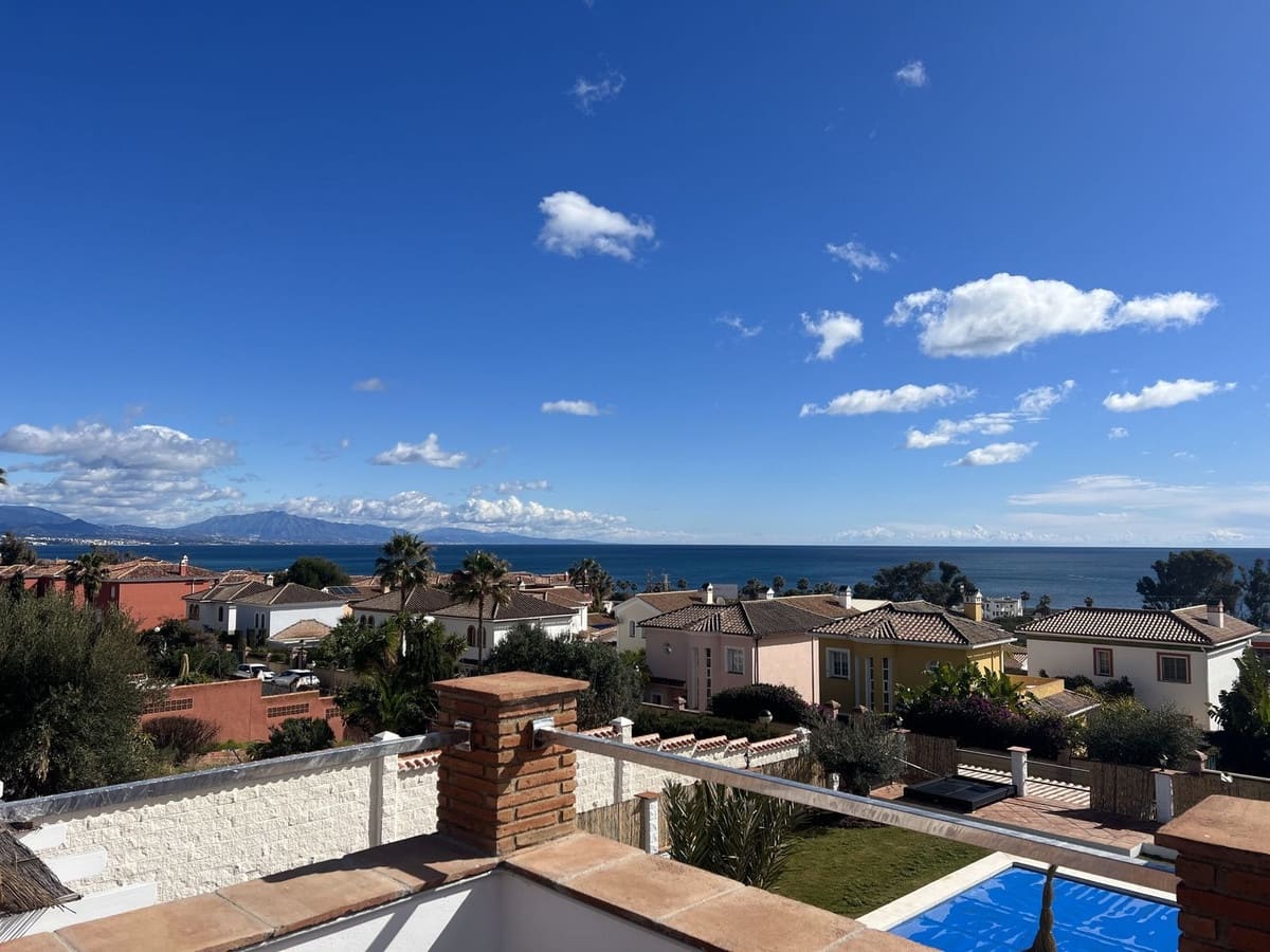 3 sypialnia Willa na sprzedaż w La Duquesa / Puerto de la Duquesa z basenem garażem - 990 000 € (Ref: 10057703)