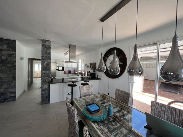 3 soveværelse Villa til salg i La Duquesa / Puerto de la Duquesa, Manilva med swimmingpool garage - € 990.000 (Ref: 10057703)