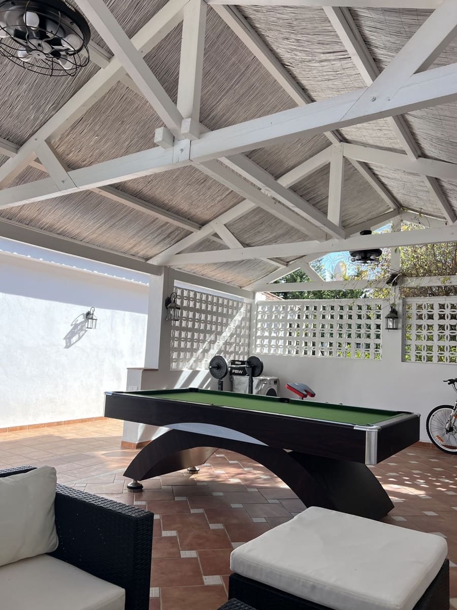 3 sypialnia Willa na sprzedaż w La Duquesa / Puerto de la Duquesa z basenem garażem - 990 000 € (Ref: 10057703)