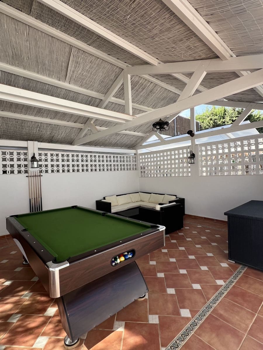 3 sypialnia Willa na sprzedaż w La Duquesa / Puerto de la Duquesa z basenem garażem - 990 000 € (Ref: 10057703)