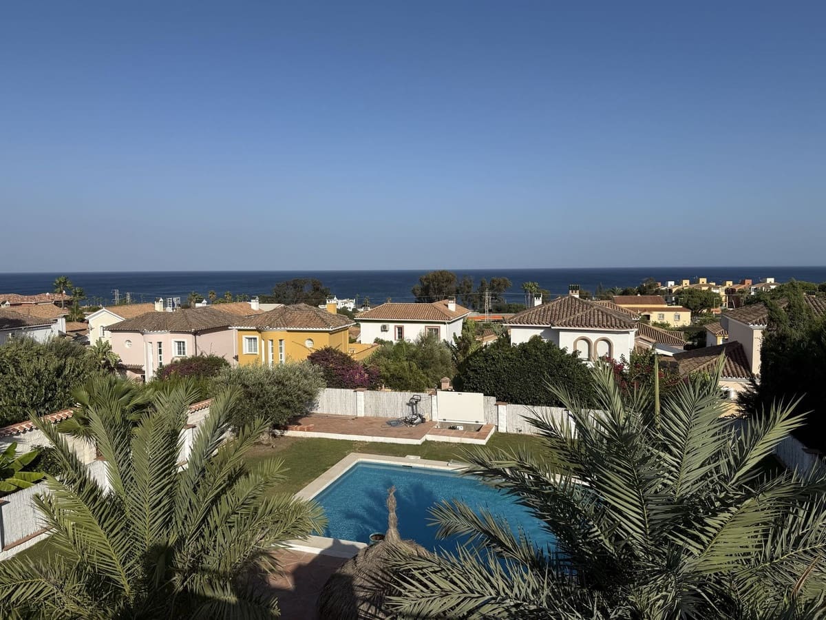 3 sypialnia Willa na sprzedaż w La Duquesa / Puerto de la Duquesa z basenem garażem - 990 000 € (Ref: 10057703)