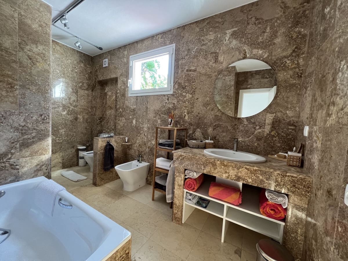 3 sypialnia Willa na sprzedaż w La Duquesa / Puerto de la Duquesa z basenem garażem - 990 000 € (Ref: 10057703)