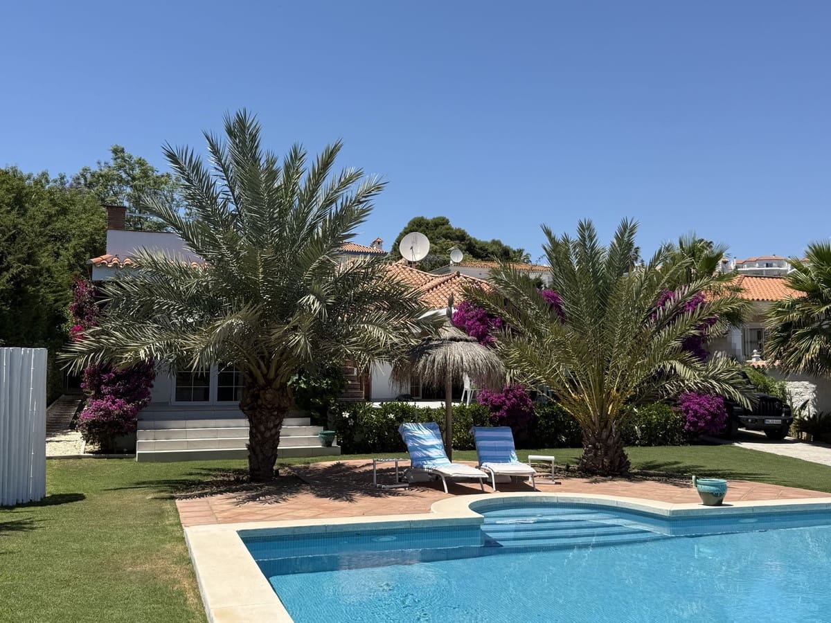 3 sypialnia Willa na sprzedaż w La Duquesa / Puerto de la Duquesa z basenem garażem - 990 000 € (Ref: 10057703)