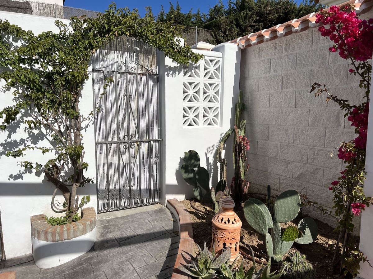 3 sypialnia Willa na sprzedaż w La Duquesa / Puerto de la Duquesa z basenem garażem - 990 000 € (Ref: 10057703)