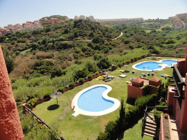 2 sypialnia Apartament na sprzedaż w La Duquesa / Puerto de la Duquesa z basenem garażem - 295 000 € (Ref: 10094925)