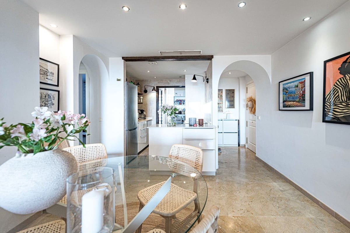2 bedroom Apartment for sale in La Duquesa / Puerto de la Duquesa with pool garage - € 299,000 (Ref: 10094925)