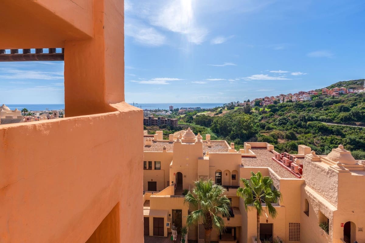2 bedroom Apartment for sale in La Duquesa / Puerto de la Duquesa with pool garage - € 299,000 (Ref: 10094925)
