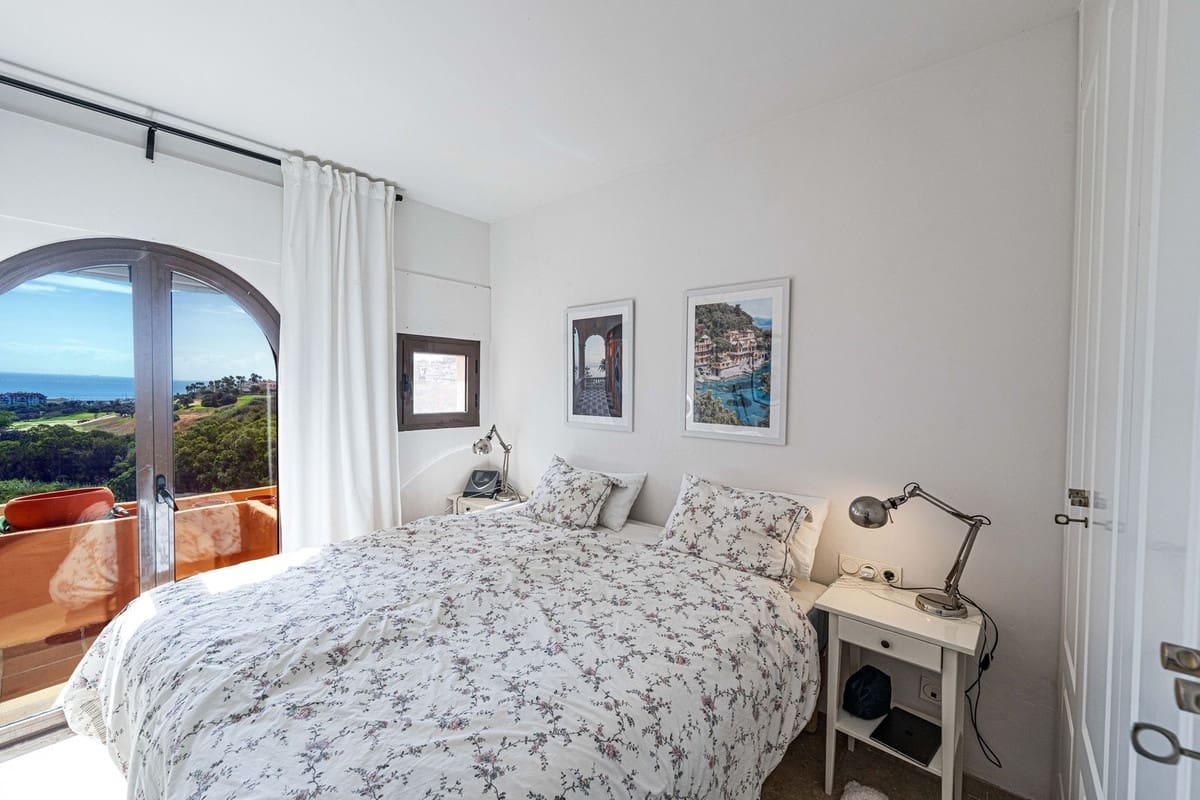 2 bedroom Apartment for sale in La Duquesa / Puerto de la Duquesa with pool garage - € 299,000 (Ref: 10094925)