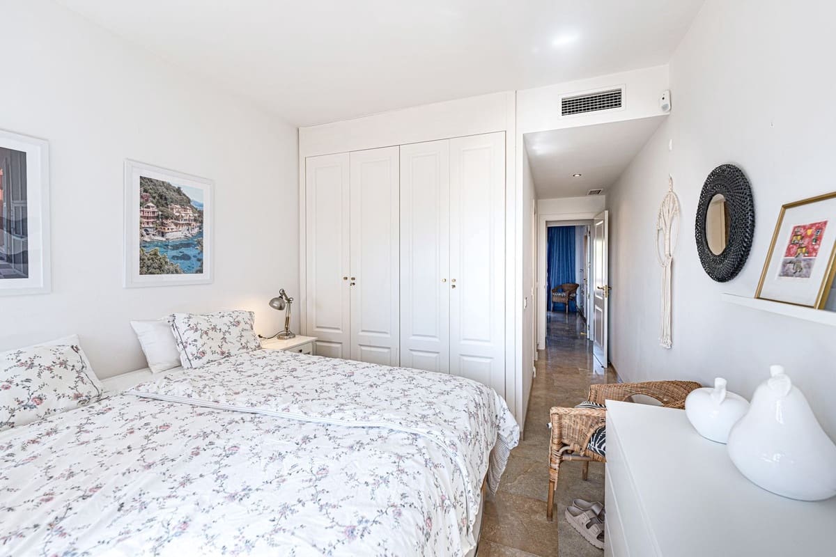 2 bedroom Apartment for sale in La Duquesa / Puerto de la Duquesa with pool garage - € 299,000 (Ref: 10094925)