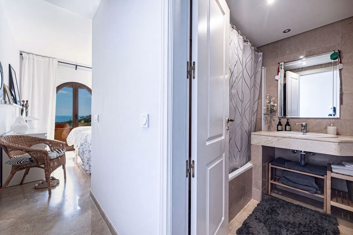 2 bedroom Apartment for sale in La Duquesa / Puerto de la Duquesa with pool garage - € 299,000 (Ref: 10094925)