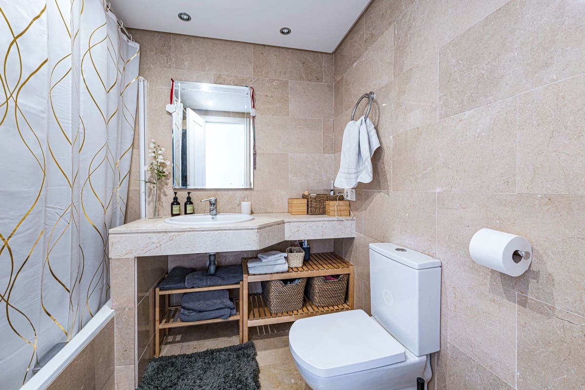 2 bedroom Apartment for sale in La Duquesa / Puerto de la Duquesa with pool garage - € 299,000 (Ref: 10094925)