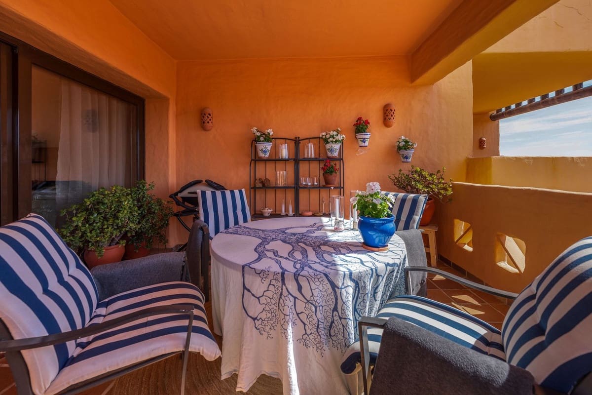 2 bedroom Apartment for sale in La Duquesa / Puerto de la Duquesa with pool garage - € 299,000 (Ref: 10094925)