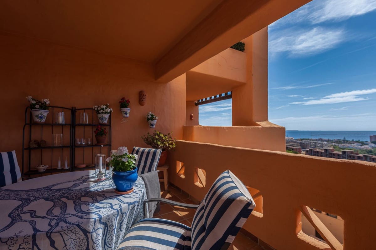 2 bedroom Apartment for sale in La Duquesa / Puerto de la Duquesa with pool garage - € 299,000 (Ref: 10094925)