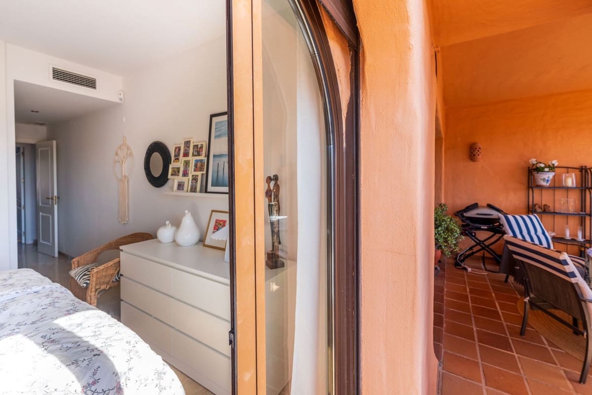2 bedroom Apartment for sale in La Duquesa / Puerto de la Duquesa with pool garage - € 299,000 (Ref: 10094925)