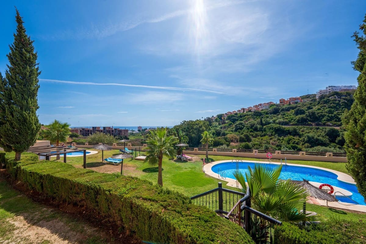 2 bedroom Apartment for sale in La Duquesa / Puerto de la Duquesa with pool garage - € 299,000 (Ref: 10094925)