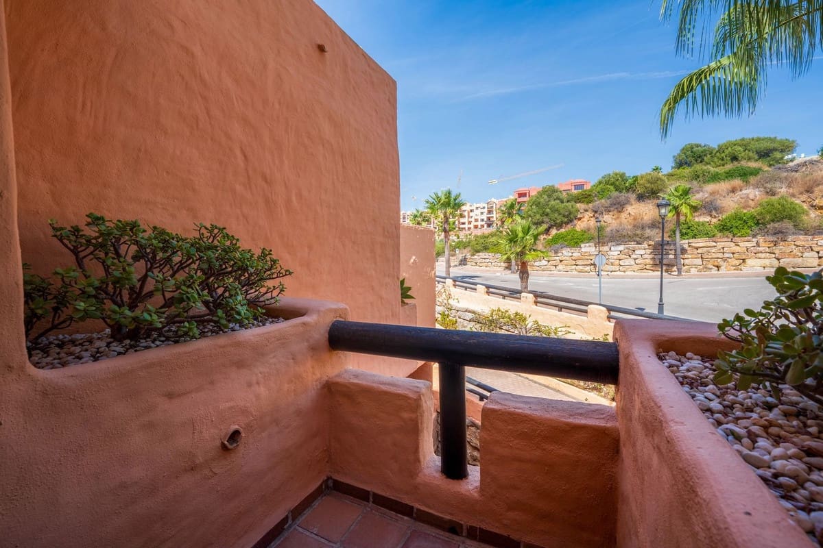 2 bedroom Apartment for sale in La Duquesa / Puerto de la Duquesa with pool garage - € 299,000 (Ref: 10094925)